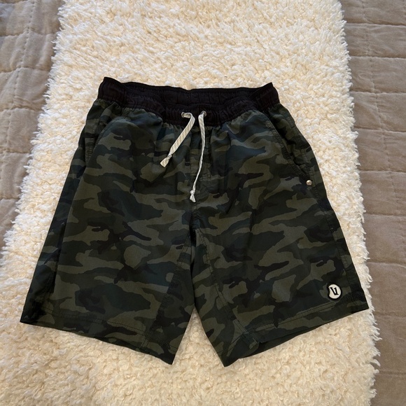 VUORI MEN'S 8 INCH CAMO SHORTS MEDIUM M - Picture 1 of 7